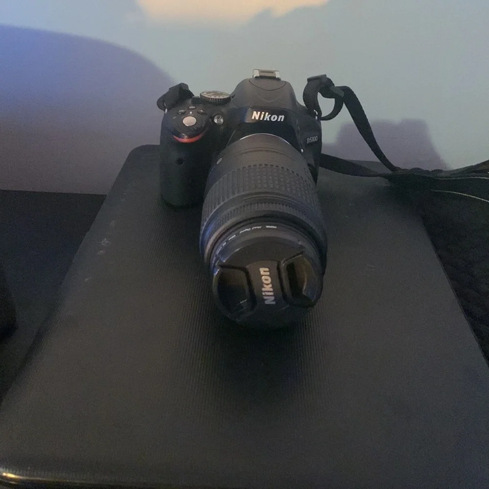 This is a NIKON / D5200. Bcc-rei-nkr. 7.4/9v=2.5A.